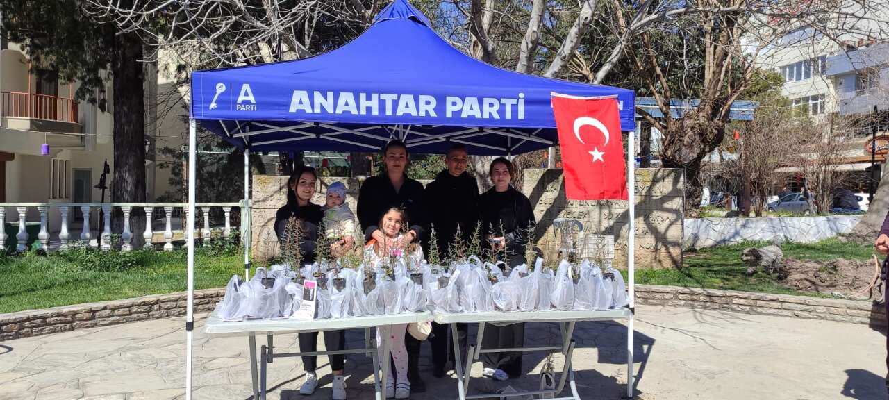 Anahtar Parti’den 8 Mart’ta Kadınlara Anlamlı Fidan Dağıtımı 2
